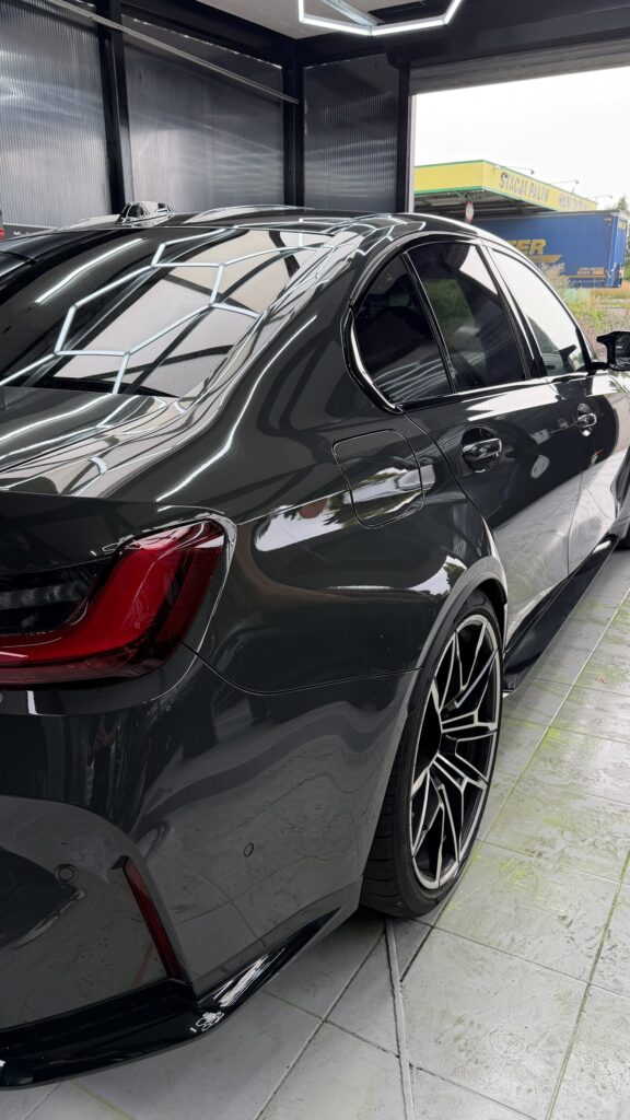 Tył BMW M3 po bezpiecznym myciu i quick detailerze