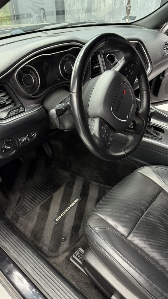 Wnętrze Dodge Challenger przed detailingiem