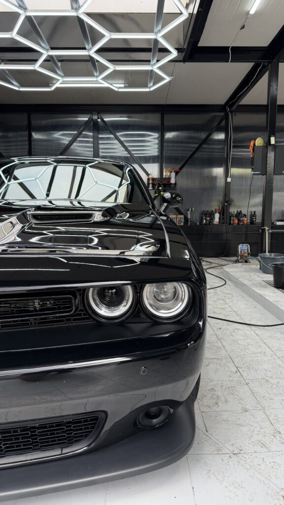 Przód Dodge Challenger po korekcie lakieru