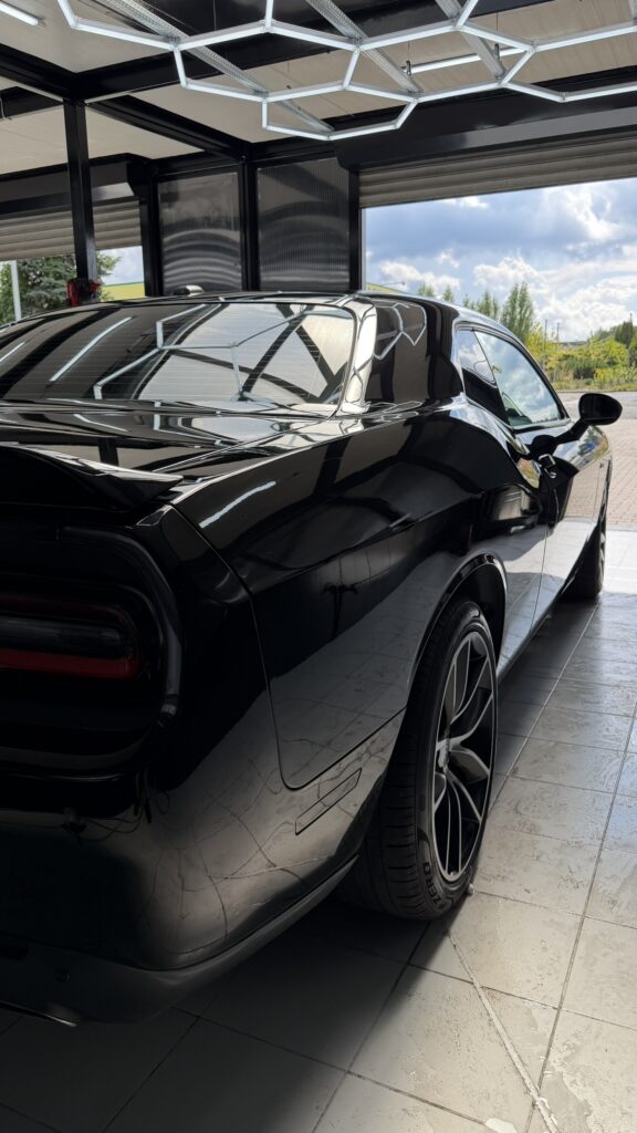 Dodge Challenger po dwuetapowej korekcie lakieru
