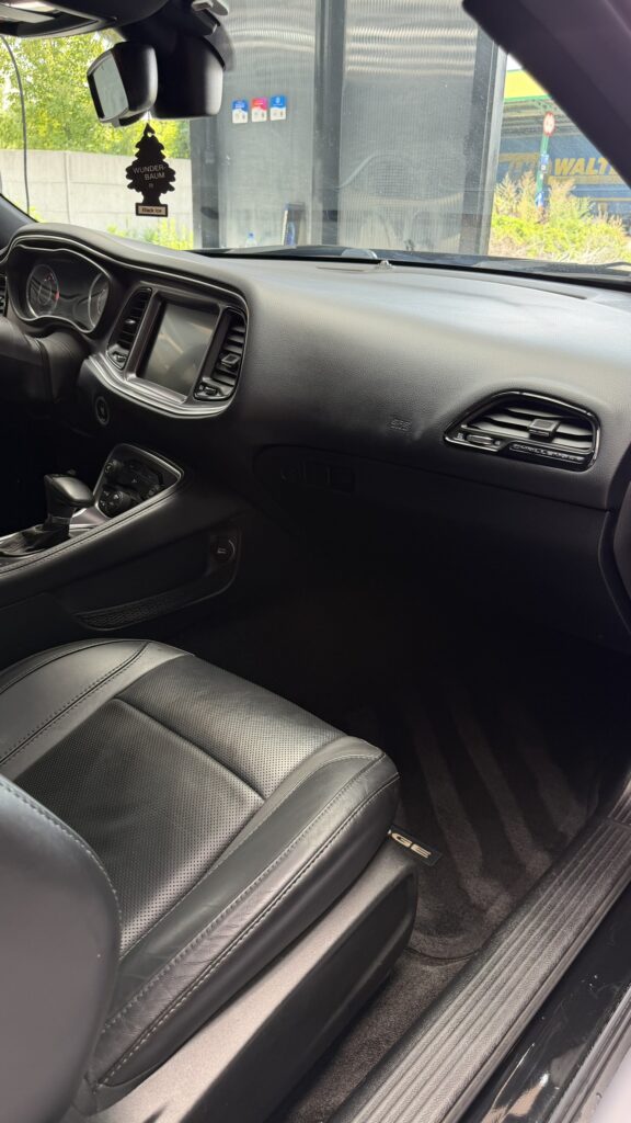 Kokpit Dodge Challenger po dokładnym czyszczeniu wnętrza