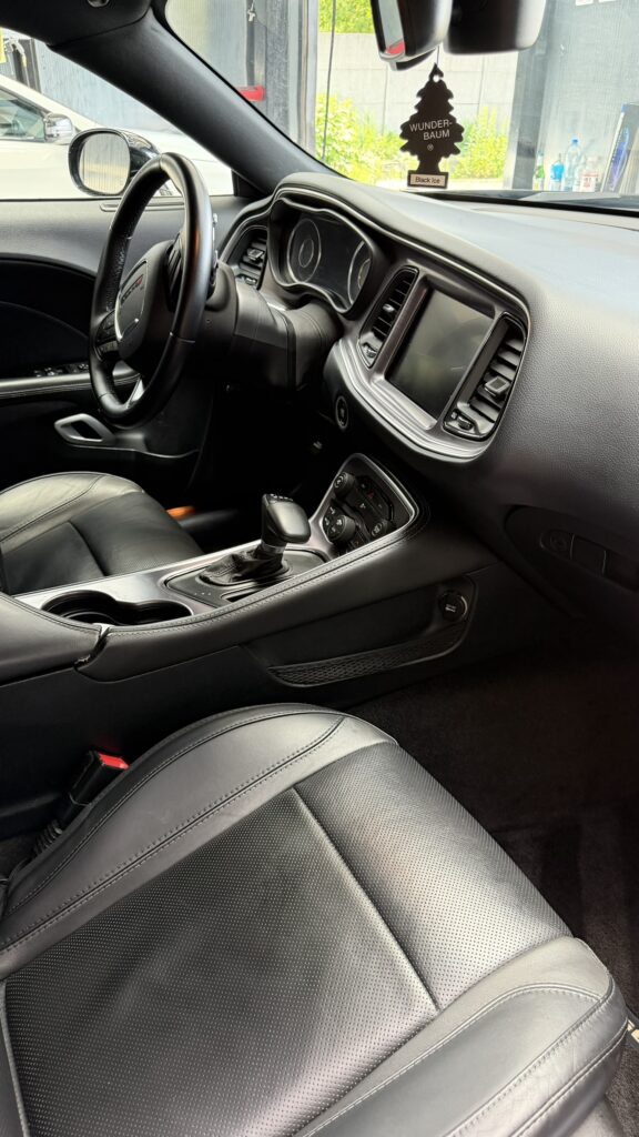 Konsola środkowa Dodge Challenger po 1337_DEEP INTERIOR