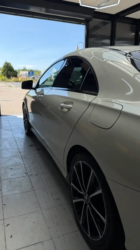 Bok Mercedes CLA po jednoetapowej korekcie lakieru