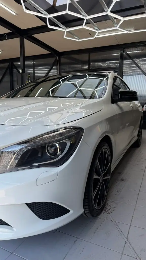 Mercedes CLA po korekcie lakieru – przedni błotnik i reflektor