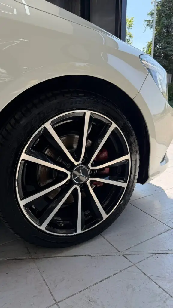 Felga Mercedes CLA po detailingu i dokładnym czyszczeniu