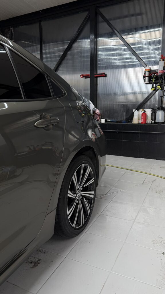 Tylny błotnik Toyota Corolla po detailingu nadwozia