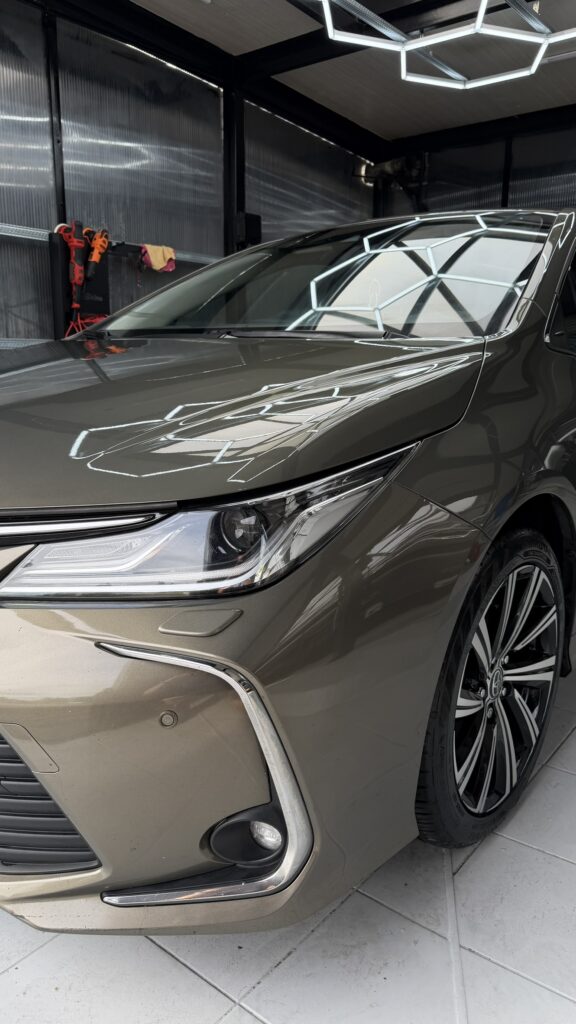 Lakier Toyota Corolla po oczyszczeniu i zabezpieczeniu