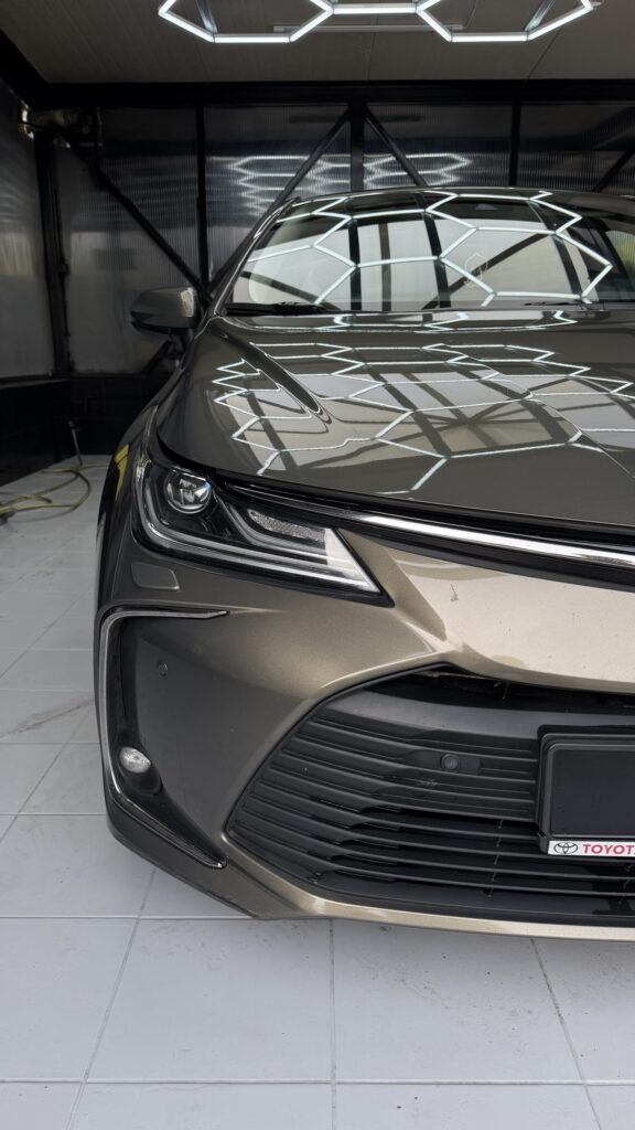 Reflektor i lakier Toyota Corolla po detailingu