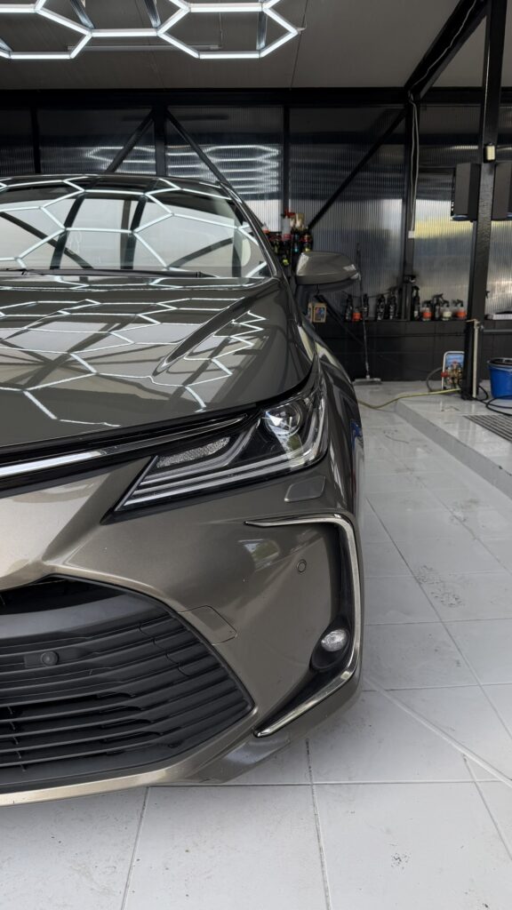 Przód Toyota Corolla po detailingu nadwozia
