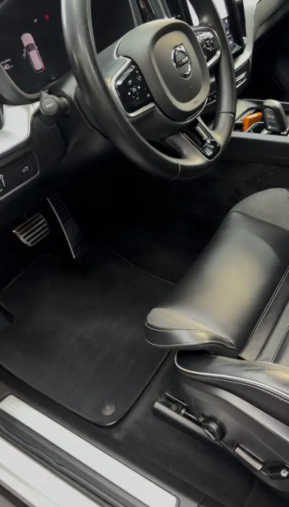 Kokpit i fotel kierowcy Volvo XC90 po detailingu