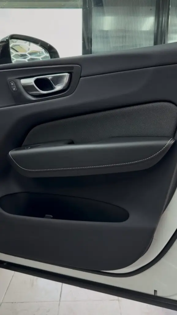 Boczek drzwi Volvo XC90 po dokładnym czyszczeniu