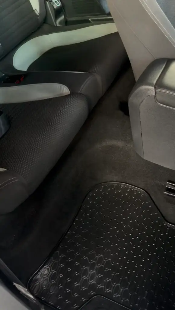 Tylna część wnętrza Volkswagen Scirocco po detailingu