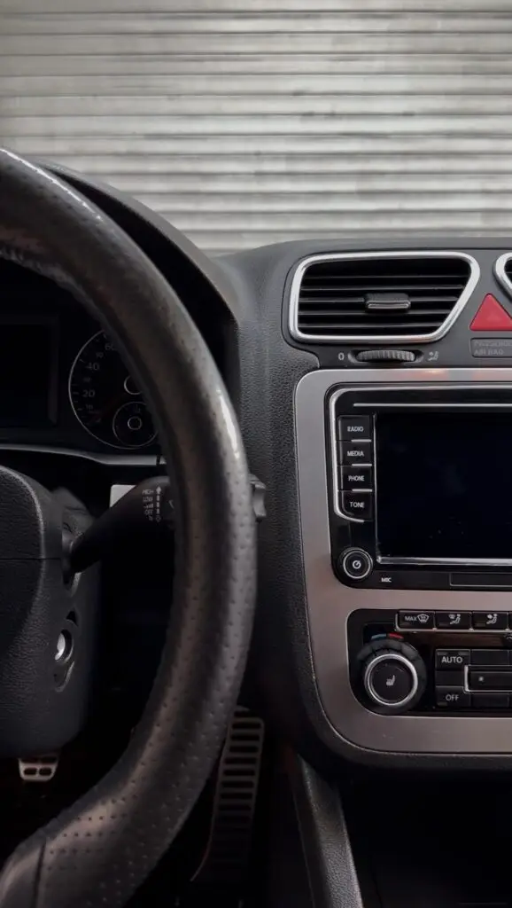 Kokpit Volkswagen Scirocco R-Line po kompleksowym detailingu