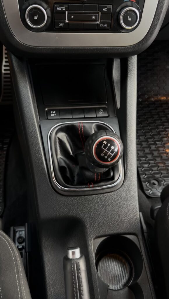 Tunel środkowy Volkswagen Scirocco R-Line po detailingu wnętrza