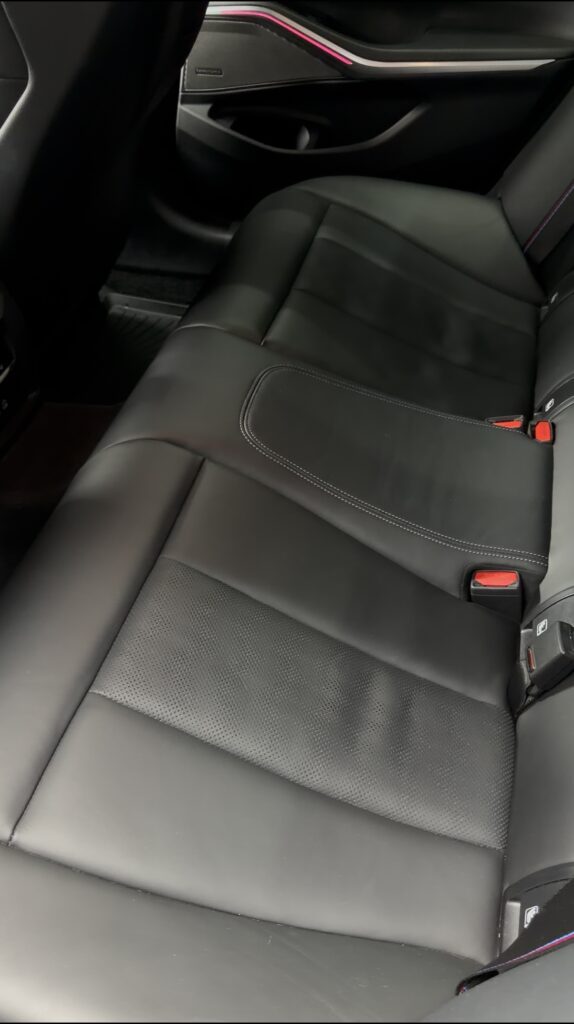 Tylna kanapa BMW M3 po czyszczeniu
