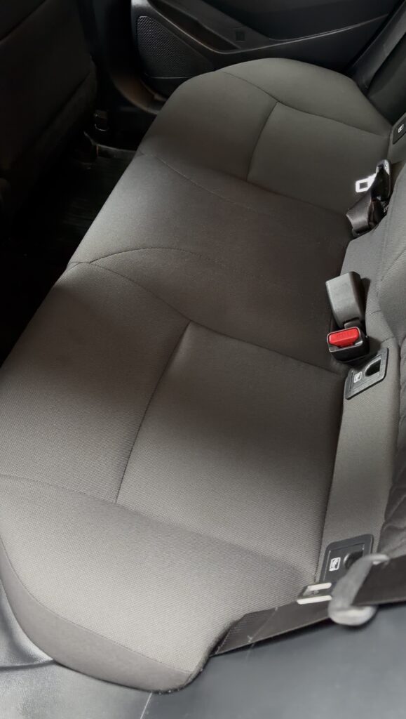 Tylna kanapa Toyota Corolla po czyszczeniu tapicerki