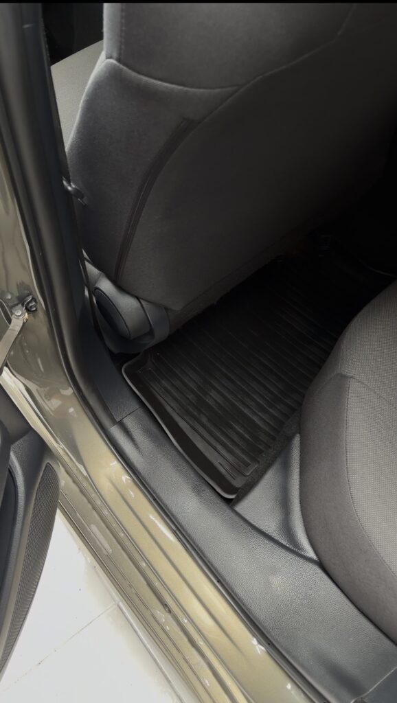 Tylna część podłogi Toyota Corolla po detailingu wnętrza