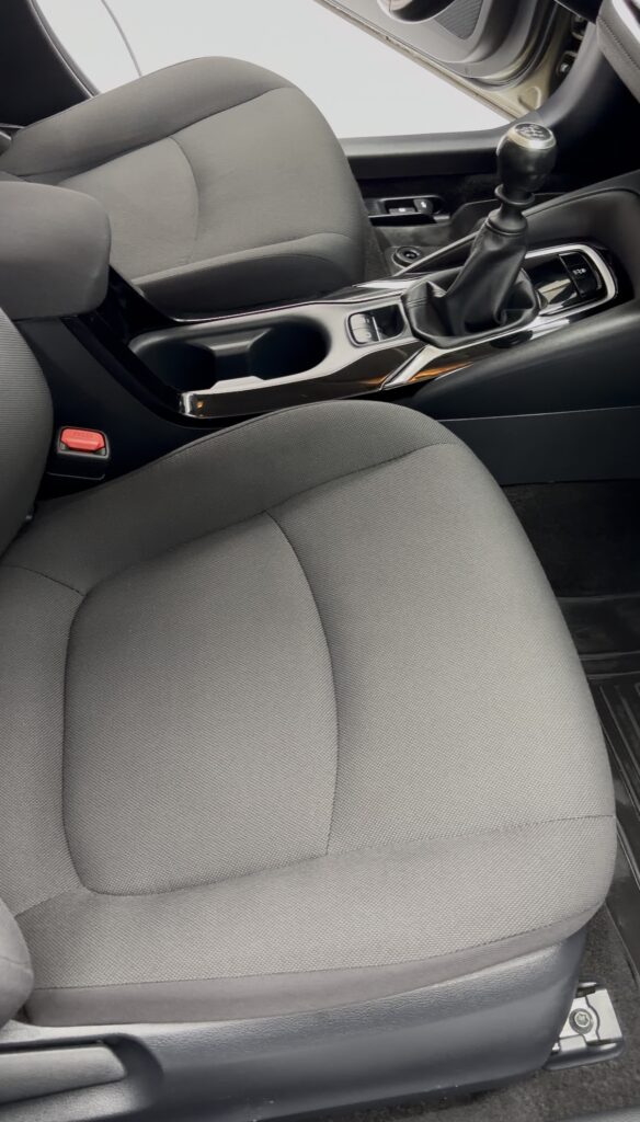 Fotel Toyota Corolla po kompleksowym detailingu wnętrza