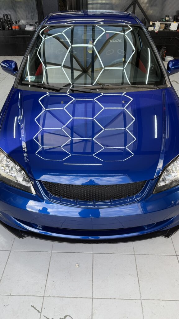 Niebieska Honda Civic VII – połysk maski i przedniego zderzaka po dwuetapowej korekcie lakieru