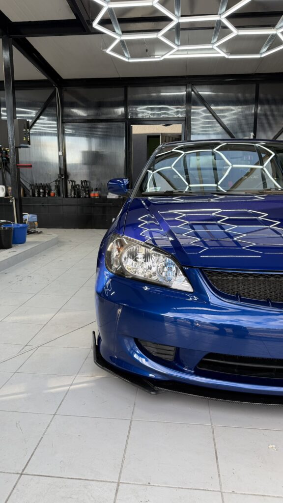 Honda Civic VII po detailingu zewnętrznym – przednia część nadwozia pod oświetleniem studia