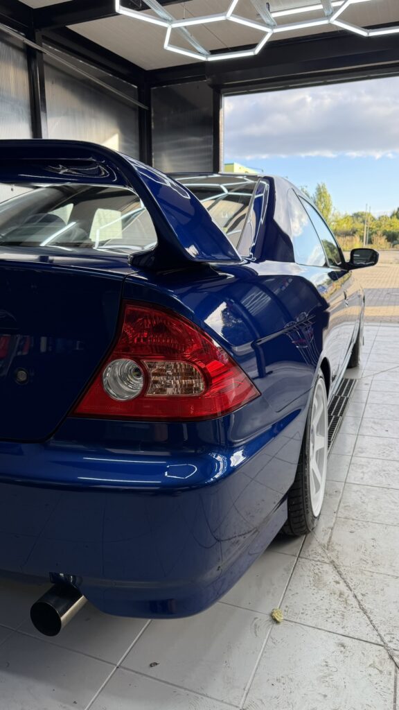 Honda Civic VII Projekt Frankenstein – tylny narożnik i boczna część niebieskiego nadwozia