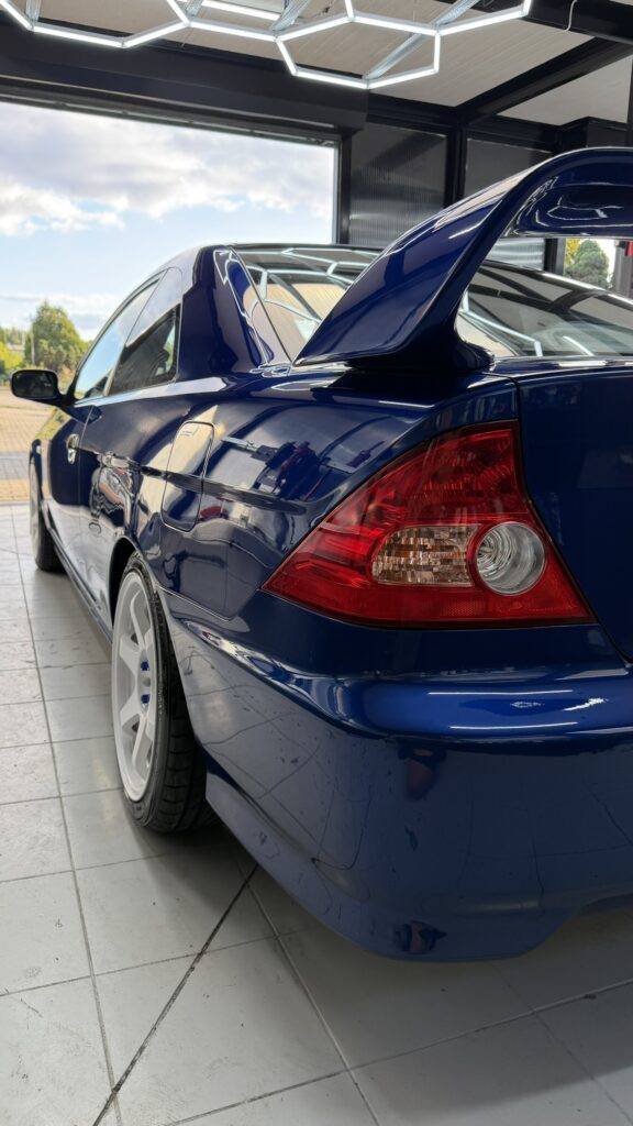 Honda Civic VII po korekcie lakieru – detal tylnego błotnika, lampy i połysku lakieru