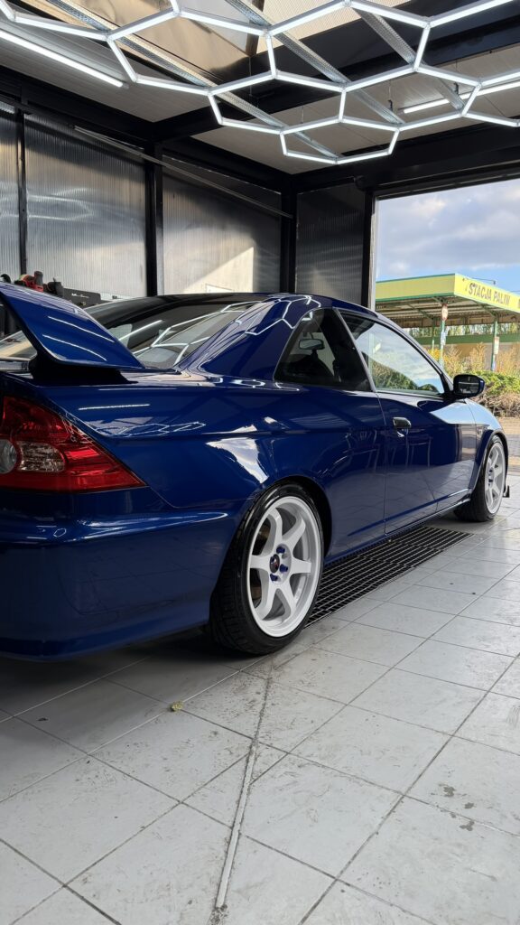 Honda Civic VII po korekcie lakieru – zbliżenie na maskę, reflektor i przedni zderzak