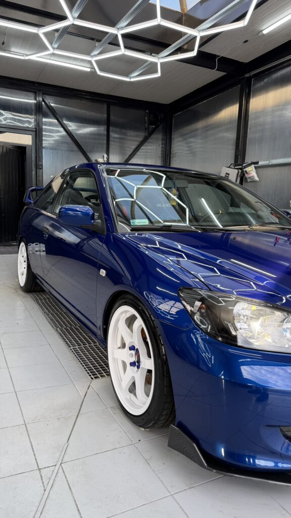 Honda Civic VII Projekt Frankenstein – boczny profil, białe felgi i tył samochodu po detailingu