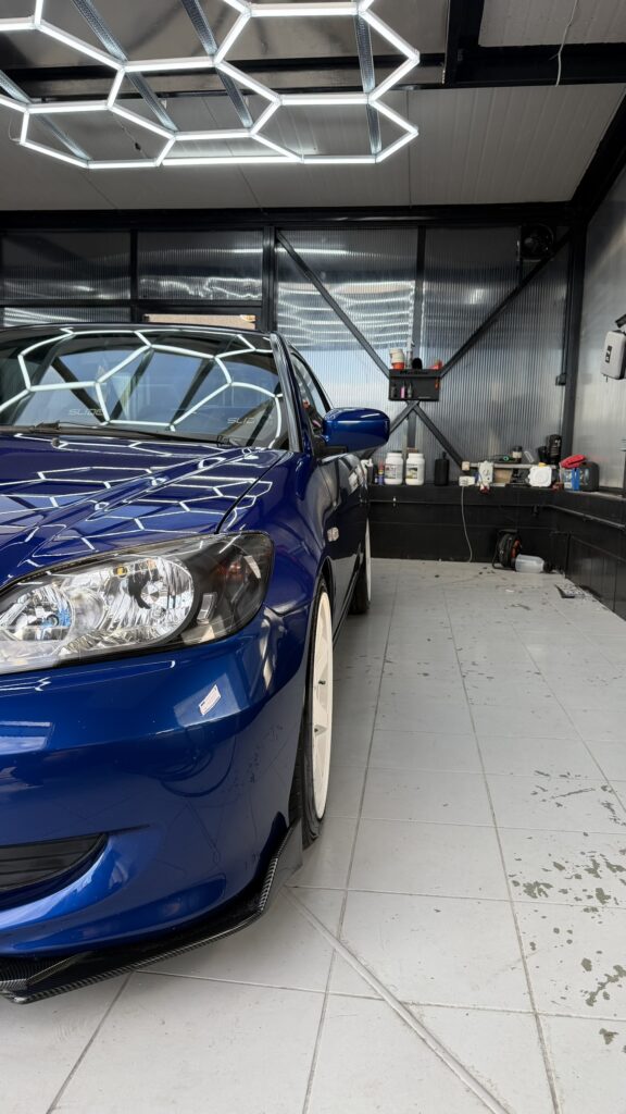 Honda Civic VII – przednia część nadwozia i białe felgi po dwuetapowej korekcie lakieru