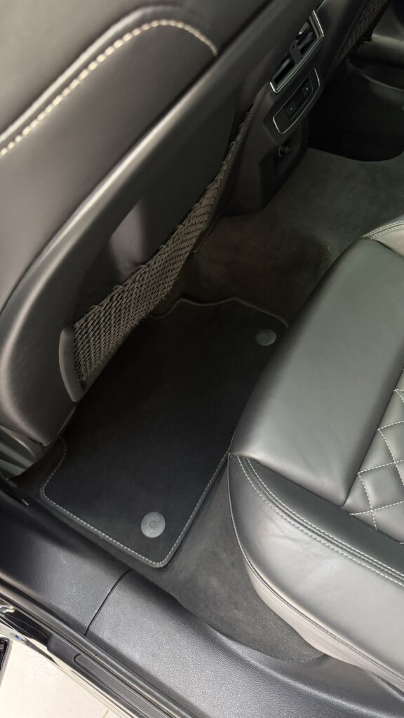 Audi SQ5 – pranie dywanów i detailing wnętrza