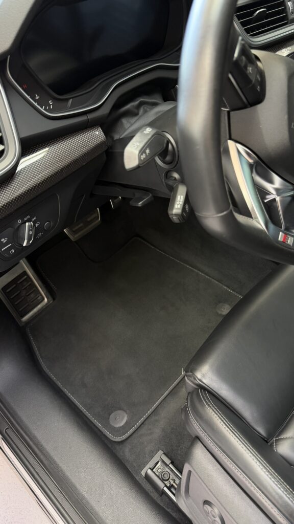 Audi SQ5 – czyszczenie wnętrza i dywanu kierowcy